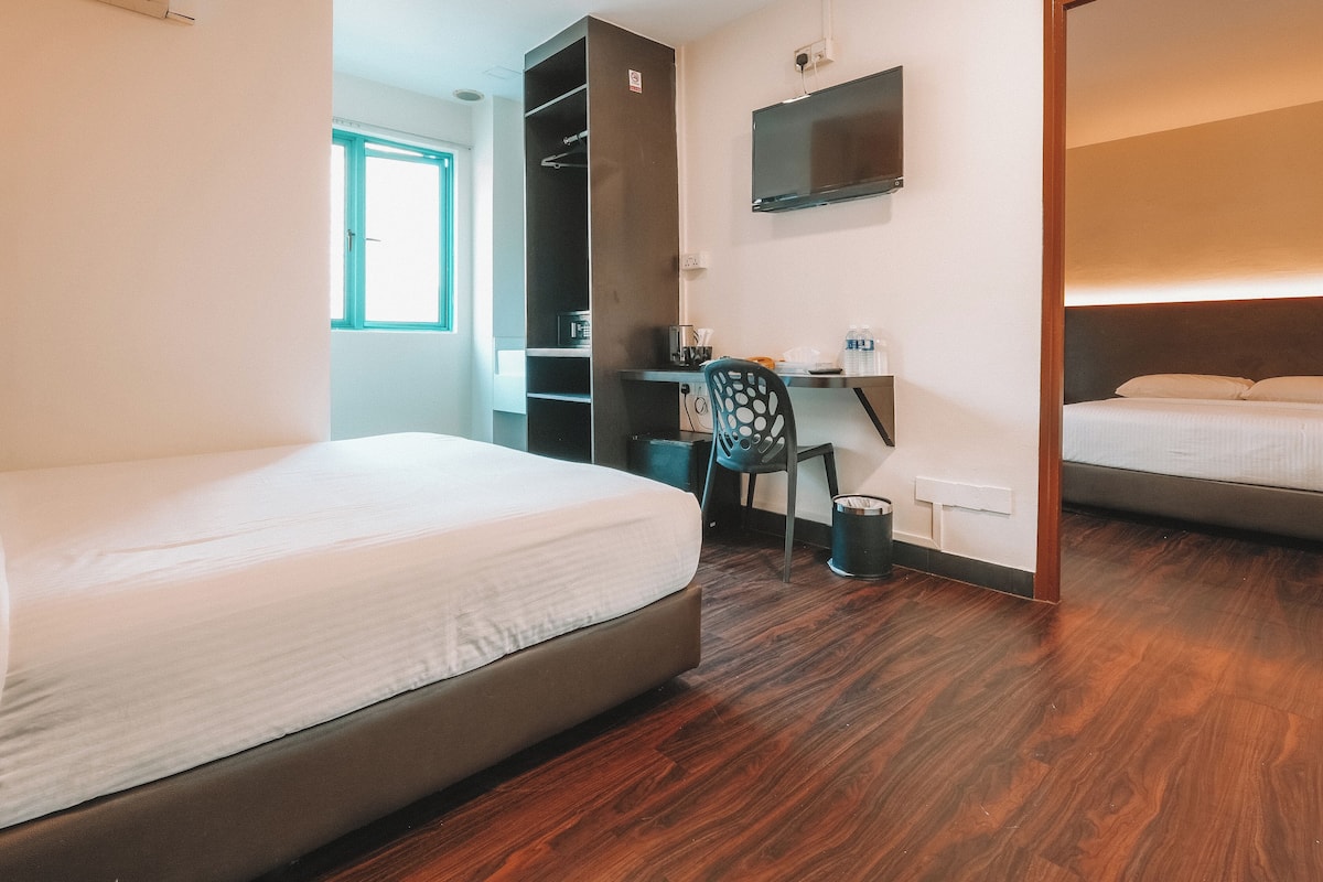 Deluxe-Vierbettzimmer | 1 Schlafzimmer, Zimmersafe, Schreibtisch, laptopgeeigneter Arbeitsplatz