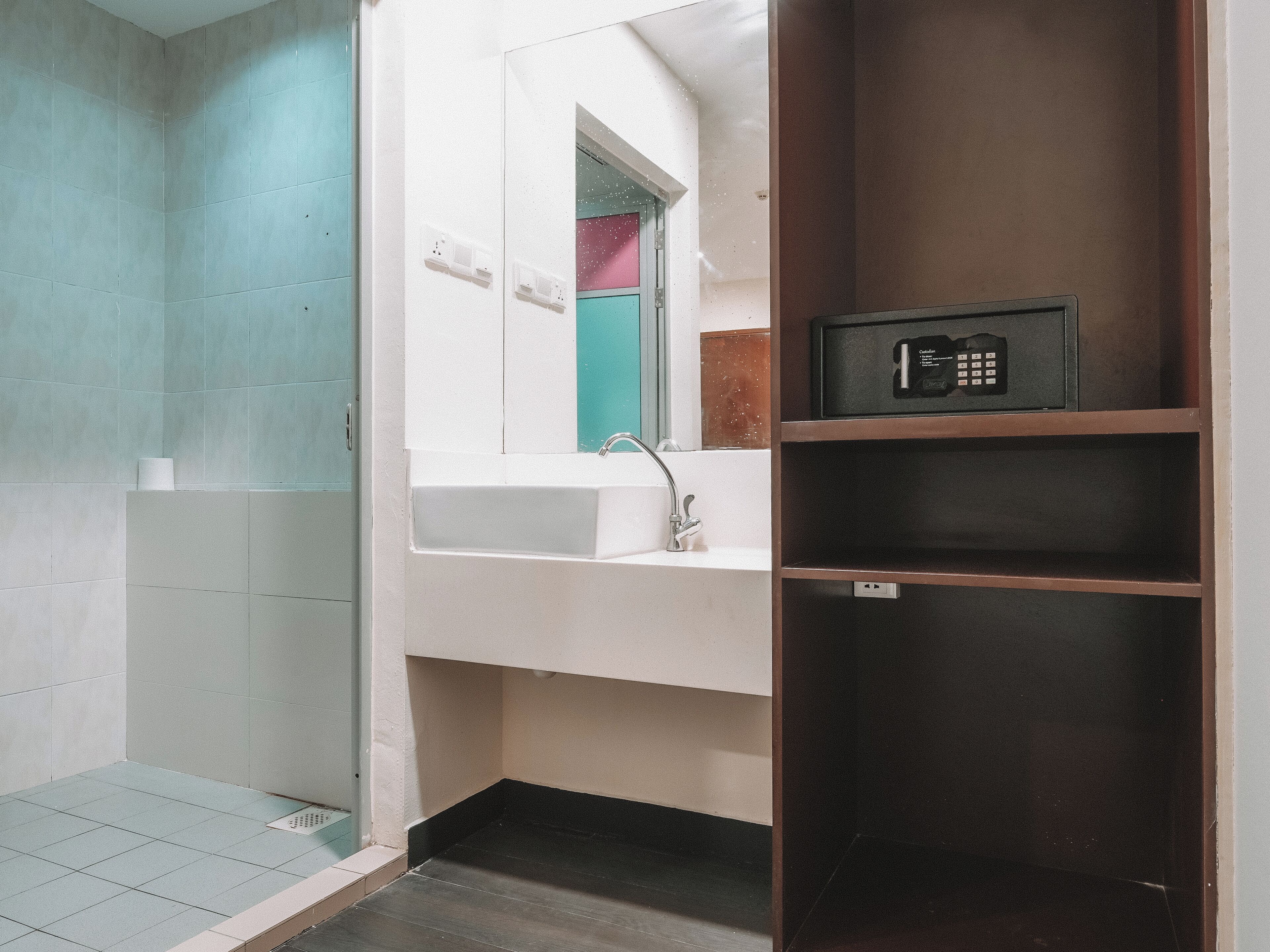 Photo - L Hotel at 51 Desker