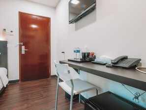 Deluxe Double, Window | In-room safe, free WiFi, bed sheets - A Hotel Desker (Singapore)