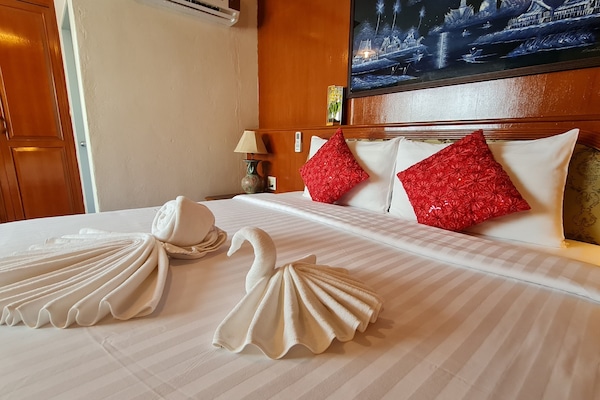 Kamar Double Standar | Meja kerja, tempat tidur lipat/tambahan, Wi-Fi gratis, dan seprai linen