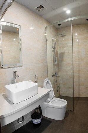Phòng Superior | Phòng tắm | Buồng tắm vòi sen, khăn tắm 
