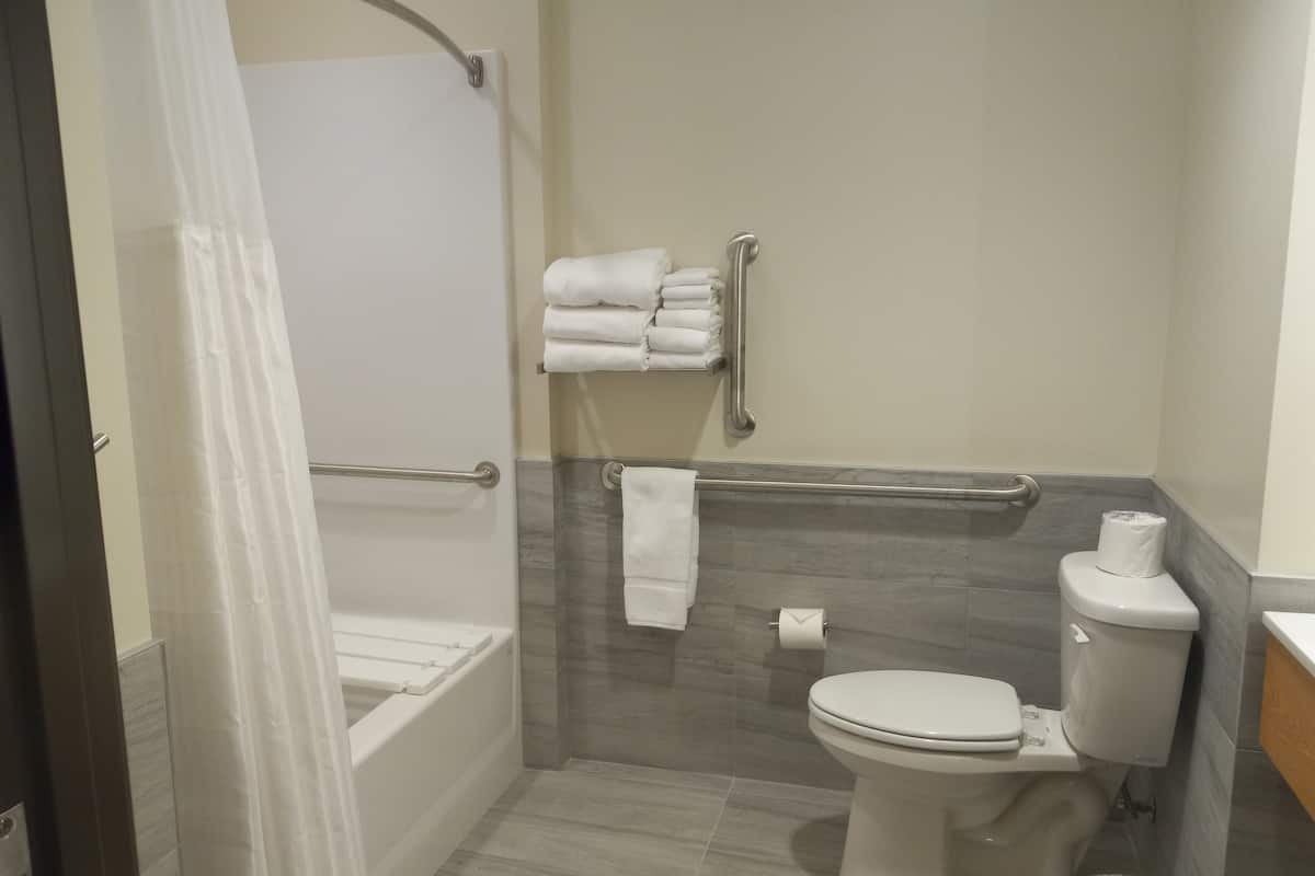 Rainfall showerhead, free toiletries, hair dryer, towels