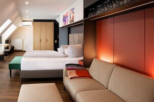 Superior-studiosuite | Opholdsområde | 65-tommers smart-tv med satellitkanaler, tv, Netflix