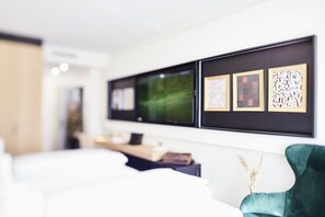 Deluxe dubbelrum | Vardagsrum | 65-tums smart-tv med satellitkanaler, tv och Netflix