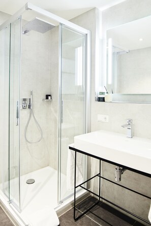 Dusche, Regendusche, kostenlose Toilettenartikel, Haartrockner