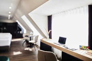 Estudi en suite superior | Roba de llit d'alta qualitat i minibar gratuït 