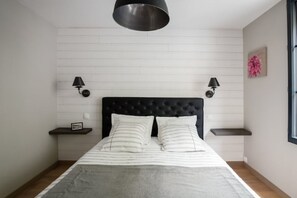 1 slaapkamer, een bureau, een strijkplank/strijkijzer, reisbedje