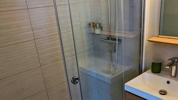 Dusche, Haartrockner, Handtücher, Seife