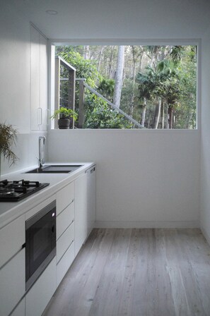 Réfrigérateur, four à micro-ondes, un four, surface de cuisson