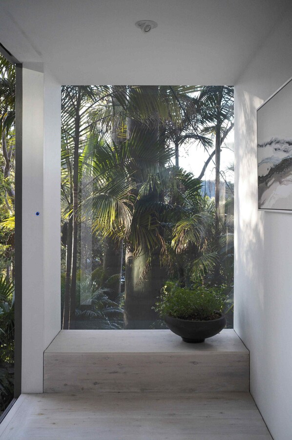 Interior - Corymbia -stones throw to pristine waters of Pearl Beach and National park walks (Pearl Beach)