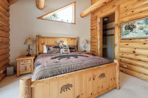 3 bedrooms, desk, iron/ironing board, travel cot
