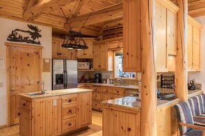 Coffee/tea maker, fridge, microwave, oven - 5-STAR 2,086 sq ft LOG CABIN with LAKE VIEWS & Game room. In Boulder Bay! (Big Bear Lake)