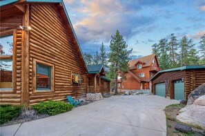 Exterior - 5-STAR 2,086 sq ft LOG CABIN with LAKE VIEWS & Game room. In Boulder Bay! (Big Bear Lake)