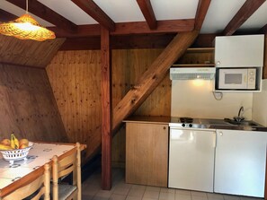 Réfrigérateur, micro-ondes, plaque de cuisson, cafetière/bouilloire
