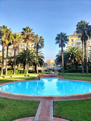 Sisäuima-allas, ulkouima-allas