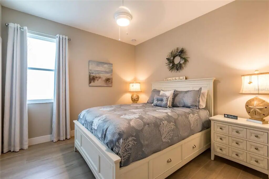 WATERFRONT, 3br/2ba, pool, hot tub, outdoor kitchen