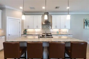 Kjøleskap, mikrobølgeovn og kjøkkenutstyr