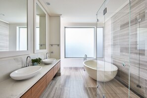 Bathtub, hair dryer, towels, soap - Luxurious Ocean front, heated- pool, North facing, complete privacy, Whale Beach (Whale Beach)