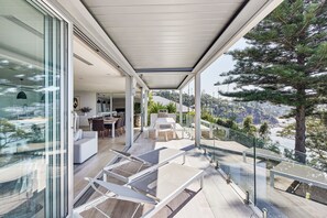 Outdoor dining - Luxurious Ocean front, heated- pool, North facing, complete privacy, Whale Beach (Whale Beach)