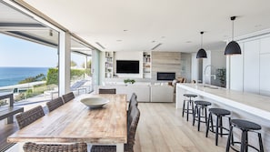 Dining - Luxurious Ocean front, heated- pool, North facing, complete privacy, Whale Beach (Whale Beach)