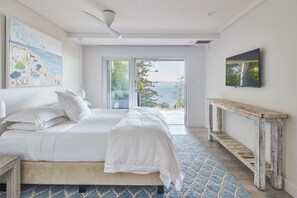 4 bedrooms, desk, iron/ironing board, travel cot - Luxurious Ocean front, heated- pool, North facing, complete privacy, Whale Beach (Whale Beach)