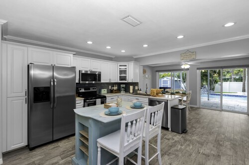 Heated Pool+Fire Pit+Trails+4 min to Beach