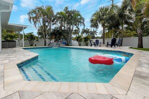 Una piscina al aire libre, una piscina climatizada