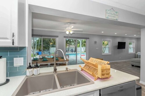 Heated Pool+Fire Pit+Trails+4 min to Beach