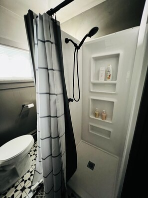 Een douche, een haardroger, handdoeken, zeep