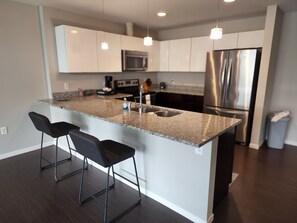 Refrigerador, microondas, horno, placa de cocina