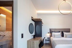 5 camere, una cassaforte in camera, una scrivania, ferro/asse da stiro