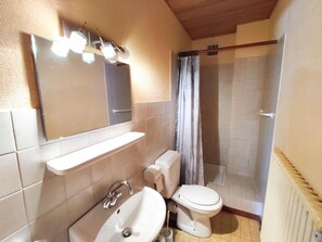 A bathroom with a toilet, sink, and shower. - 1st floor, view mountain, balcony, parking, ski locker, 40m², Le Grand Bornand (Le Grand-Bornand)
