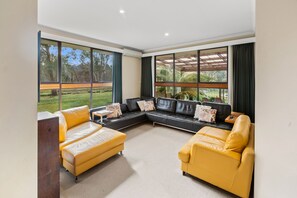TV, fireplace - Braemore - Mansfield "With Pool" (Mansfield)