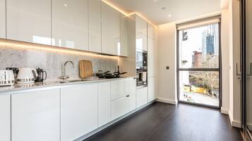 Premium Apartment | Private kitchen | Full-sized fridge, microwave, oven, dishwasher