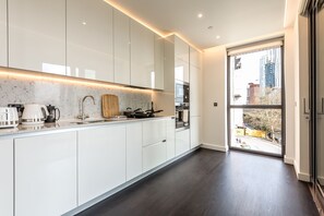 Premium-Apartment | Eigene Küche | Großer Kühlschrank, Mikrowelle, Ofen, Geschirrspüler