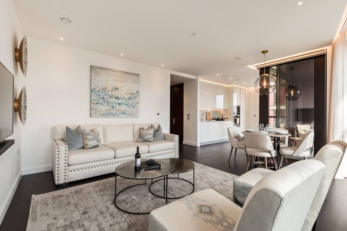 Un salon moderne avec un canapé, une table basse et un coin repas.