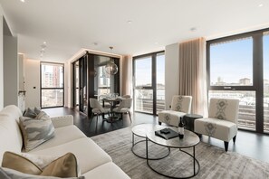 Premium-Apartment | Wohnbereich | Fernseher