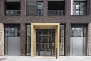 Exterior - Thornes House Apartments (London)