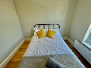 1 bedroom, desk, WiFi