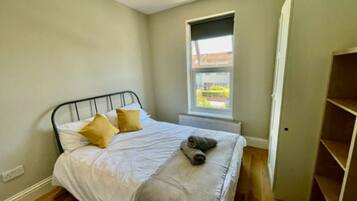 1 bedroom, desk, WiFi