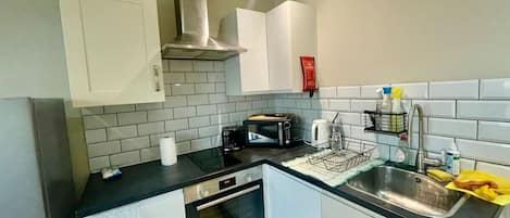 Een koelkast, een microgolfoven, een oven, een broodrooster