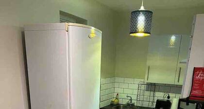 Lovely 1 bedroom apartment with on street parking