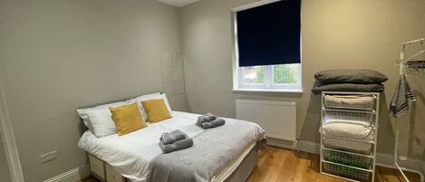 1 bedroom, desk, WiFi