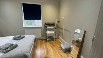 1 bedroom, desk, WiFi