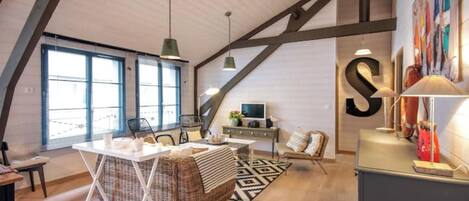 Een televisie, een dvd-speler, boeken en een muziekbibliotheek