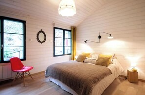 2 slaapkamers, een bureau, een strijkplank/strijkijzer, reisbedje