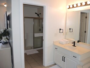 Studio | Bathroom