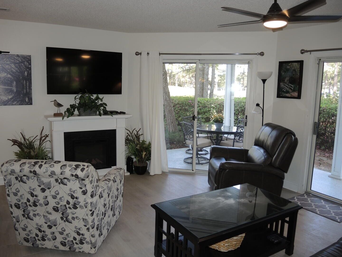 Condo, 1 Bedroom | Living area