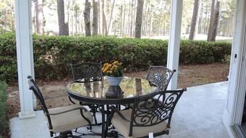 Villa, 2 Bedrooms | Outdoor dining