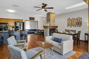 Smart TV, fireplace, stereo